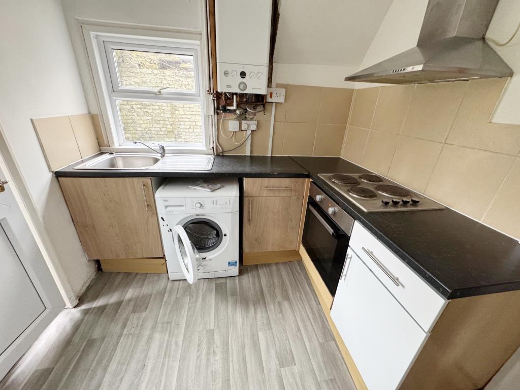 Lot: 134 - BAY FRONTED END-TERRACE HOUSE - Kitchen